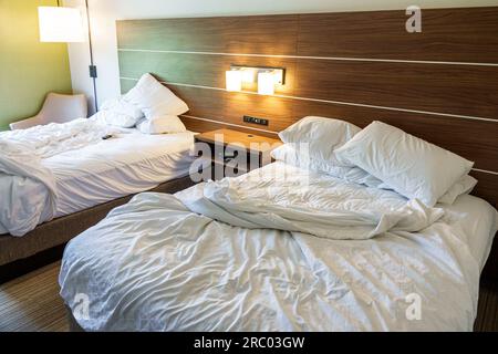 Macon Georgia, Holiday Inn Express Macon West IGH hôtel, dans la chambre, lits queen size non faits Banque D'Images