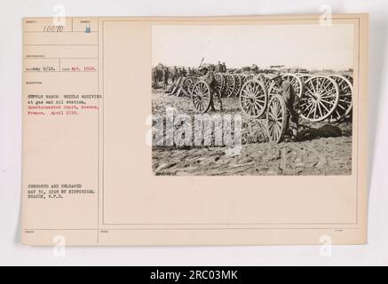 Roues de wagon de ravitaillement arrivant à une station essence et pétrole dans Quartermaster Depot, Nevers, France en avril 1918. Cette photographie a été censurée et publiée le 31 mai 1918 par la Direction historique, W.P.D. Banque D'Images