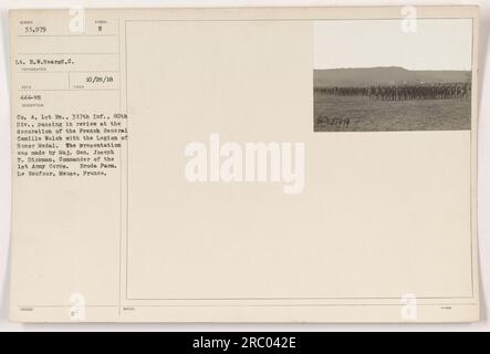 Soldats de la compagnie A, 1e bataillon, 317e infanterie, 80e division, marchant dans un défilé lors de la cérémonie au cours de laquelle le général français Camille Walch a reçu la médaille de la Légion d'honneur. L'événement a eu lieu à la ferme Brode au Neufour, Meuse, France, le 28 octobre 1918. Banque D'Images