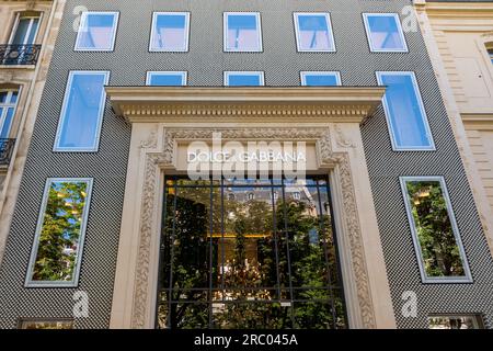 Vue extérieure d'un magasin Dolce et Gabbana dans le quartier des champs-Elysées à Paris, France Banque D'Images