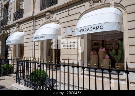 Magasin Ferragamo dans le quartier des champs-Elysées à Paris, France. Ferragamo est une marque italienne spécialisée dans la maroquinerie, la mode et le luxe Banque D'Images