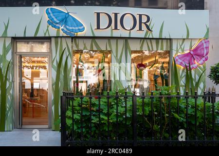 Vue extérieure d'une boutique Dior dans le quartier des champs-Elysées. Dior est une marque française de haute couture et de luxe fondée par le designer Christian Dior Banque D'Images