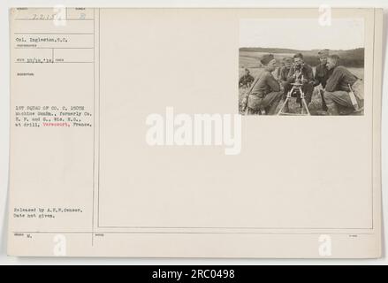 Groupe de soldats du 150e bataillon de mitrailleuses, qui étaient auparavant des compagnies E, F et G de la Garde nationale du Wisconsin, participant à un exercice à Verecourt, en France. La photographie a été prise par le caporal Ingleston et reçue le 10/18/18. Il a été publié par l'A.E.F. Censurer et la date exacte est inconnue. Banque D'Images