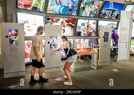 Atlanta Géorgie, College football Hall of Fame, exposition intérieure, écran interactif couple Banque D'Images