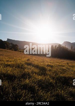 Paysage chaleureux au coucher du soleil de la vallée de l'Ayala à alava avec le coucher du soleil derrière la chaîne de montagnes Gorobel Banque D'Images