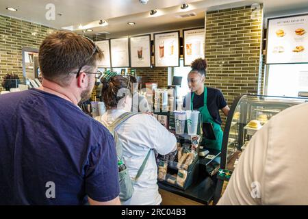 Atlanta Géorgie, Starbucks Coffee, intérieur, file d'attente file d'attente, clients de comptoir d'attente commandant, baristas, Black African American Woman Banque D'Images