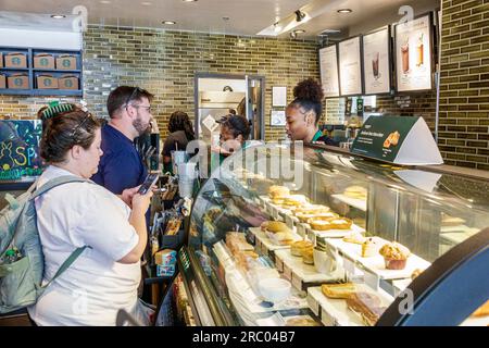 Atlanta Géorgie, Starbucks Coffee, intérieur, file d'attente file d'attente, clients de comptoir d'attente commandant, baristas, Black African American Woman Banque D'Images