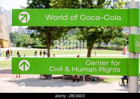 Atlanta Géorgie, Atlanta Géorgie, Pemberton place, World of Coca-Cola, Centre pour les droits civils et les droits de l'homme flèches de direction Banque D'Images