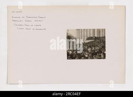 Des membres du chœur communautaire sont vus chanter des chants de Noël sur les marches de l'édifice du Trésor en décembre 2017. L'image montre une vue générale de la foule rassemblée pour l'événement. (Photographie : 111-SC-1604) Banque D'Images