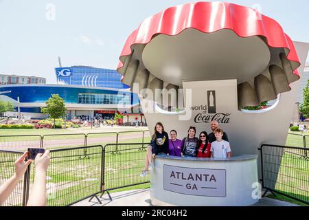 Atlanta Géorgie, Pemberton place, World of Coca-Cola géant Bottlecap, photo de pose de famille, Georgia Aquarium Banque D'Images