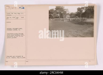 Officiers étudiants subissant leur exercice matinal sur le terrain de parade à Fortress Monroe, Virginie. L'exercice a lieu tous les jours de 8:00 à 8:30. Photographie prise le 18 mai 1918. Le lieutenant William Pox du signal corps est photographié. Libéré et censuré par M.I.B le 31 juillet 1918. Référence de la photo : 111-SC-9739. Banque D'Images