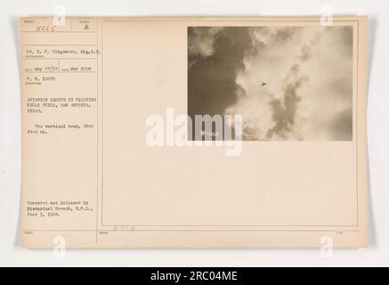 Cadets de l'aviation en formation à Kelly Field, San Antonio, Texas. Cette photographie, prise en mai 1918 par H.P. Kinganore, montre des cadets exécutant une rive verticale à une altitude de 2000 pieds. L'image a été censurée et publiée par la branche historique de W.P.D. le 3 juin 1918. Banque D'Images