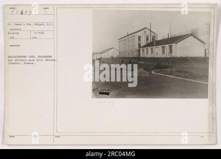 Le lieutenant Downs et le soldat Winger du signal corps sont photographiés devant le quartier général du 19e Génie à Nevere, en France. L'image, prise par le photographe Reed le 12 mars 1919, montre le mess des officiers en arrière-plan. Émise le 7 janvier 1919, la photo porte la description et les notes +2697 42697. Banque D'Images