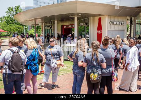 Atlanta Géorgie, Atlanta Géorgie, Pemberton place, World of Coca-Cola, entrée extérieure des billets, étudiants élèves élèves, éducation sch Banque D'Images