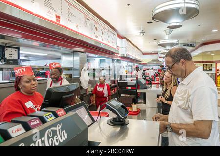 Atlanta Géorgie, le restaurant Varsity, à l'intérieur, Black African American homme femme file d'attente, compteur d'attente clients clients Orderin Banque D'Images