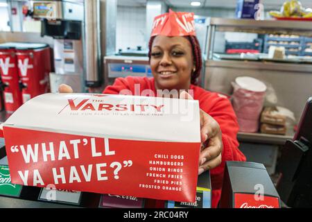 Atlanta Géorgie, le restaurant Varsity, intérieur, femme noire afro-américaine, serveur servant, employé travailleur Banque D'Images