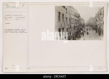 Un soldat américain se tient dans une rue animée appelée 'Krautmarkt Strasse' à Luxembourg, pendant la première Guerre mondiale La photographie, prise le 10 décembre 1918, fait partie d'une documentation sur les activités militaires américaines par le lieutenant W. Fox. Banque D'Images