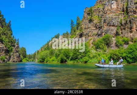 pêcheurs flottant sur la rivière blackfoot près d'ovando, montana Banque D'Images