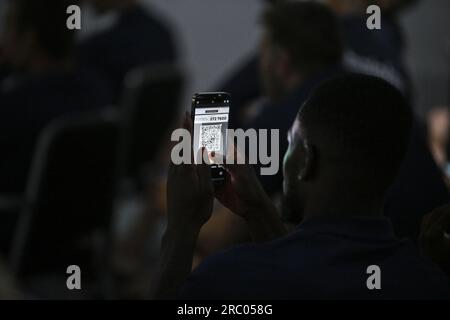 Alkmaar, pays-Bas. 11 juillet 2023. L'illustration montre un QR code lors d'une réunion d'équipe lors d'un camp d'entraînement d'été de l'équipe belge de football de première division KAA Gent, mardi 11 juillet 2023 à Alkmaar, pour préparer la saison 2023-2024 à venir. BELGA PHOTO TOM GOYVAERTS crédit : Belga News Agency/Alamy Live News Banque D'Images