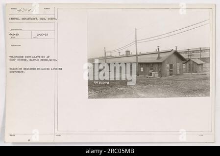 Cette photographie représente une vue extérieure du central téléphonique du Camp Custer à Battle Creek, Michigan. Elle a été prise par un photographe du département central, signal corps. L'image a été capturée le 20 février 1919, et est étiquetée comme numéro 430,48 dans leurs dossiers. Banque D'Images