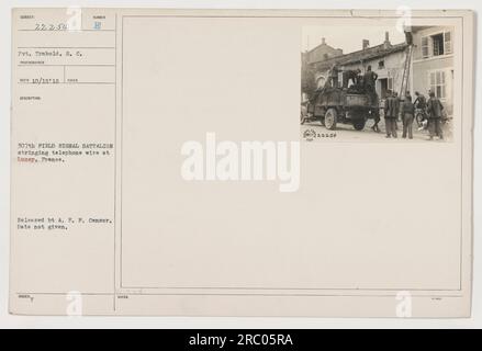 Le soldat Trebold du 307th Field signal Battalion est photographié en train d'enfiler un fil téléphonique à Lucey, en France, pendant la première Guerre mondiale L'image a été prise à une date inconnue et publiée par le censeur A. E. P. (50 mots) Banque D'Images