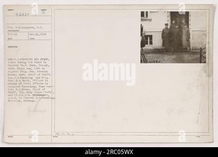 VP. R.N. Longacre, S.C. a pris cette photographie le 22 décembre 1918. L'image montre le général J.J. Pershing et son personnel lors d'une visite au général M.G. Haan. Dans la première rangée, de gauche à droite, sont Brig. Général Preston Brown, général J.J. Pershing, et Brig. Général H.A. Smith. Dans la rangée arrière se trouvent le colonel H.J. Brees et le lieutenant-colonel J.G. Rheikemeyer. L'emplacement est Wittlich, Allemagne. Banque D'Images