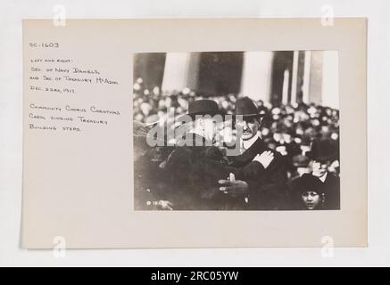 Un chœur communautaire chante des chants de Noël sur les marches de l'édifice du Trésor. Le secrétaire à la Marine Josephus Daniels et le secrétaire au Trésor William McAdoo participent à l'événement. La photo a été prise le 23 décembre 1917, pendant la première Guerre mondiale. Banque D'Images