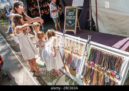 Alpharetta Atlanta Géorgie, Alpharetta Arts Streetfest, festival d'artisanat d'art événement annuel, vendeur d'étalages de collier bijoux bijoux, mère fille Banque D'Images