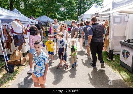 Alpharetta Atlanta Géorgie, Alpharetta Arts Streetfest, festival d'artisanat d'art événement annuel, tentes stands vendeurs stands, frères de la famille garçons Banque D'Images