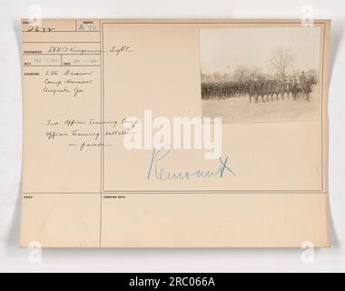 Camp d'entraînement des officiers de la 28e division, situé au Camp Hancock, Augusta, Géorgie. L'image représente le bataillon de formation des officiers en parade. Photographie prise entre le 18 janvier 1918 et le 5 février 1918 par le photographe LOV. P. Kingsmon. Les notes de laboratoire indiquent qu'il fait partie de la série de photos de 2672.' Banque D'Images