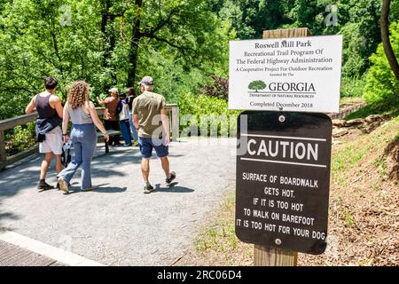 Roswell Atlanta Géorgie, Vickery Creek Old Mill Park, randonnée randonneurs signe de sentier, trop chaud pour l'avertissement de chien Banque D'Images