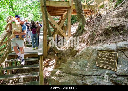 Roswell Atlanta Géorgie, Vickery Creek Old Mill Park, Steps man portant un chien, Chattahoochee River National Recreation Area Banque D'Images