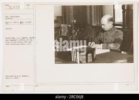 Le soldat Steiniger a capturé une photographie du major général P.C. Harris, du bureau de l'adjudant général, assis à son bureau dans le State, War and Navy Building à Washington, DC La photo a été prise le 3 février 1919 et approuvée par le censeur du M.I.D. le 17 février 1919. C'est une image officielle, avec le numéro de catalogue 111-SC-36331. Banque D'Images