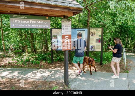 Sandy Springs Atlanta Géorgie, Island Ford Chattahoochee River National Recreation Area, entrée de la station, anglais espagnol langues, couple marche d Banque D'Images