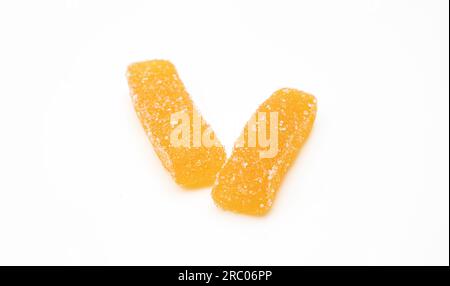 Deux bâtons de gomme à mâcher orange saupoudrés de sucre isolé sur fond blanc Banque D'Images