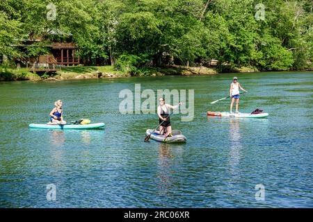 Sandy Springs Atlanta Géorgie, Island Ford Chattahoochee River National Recreation Area, femmes amies pagayant des paddleboards Banque D'Images