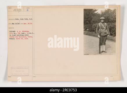 Soldat R.M. Stoneham, membre de la 30e compagnie du 5e régiment des États-Unis Marine corps, est vu dans des engins de marche légers au jardin des Tuileries à Paris, France, le 20 avril 1918. La photographie a été reçue le 20 mai 1918 et a été censurée et diffusée le 23 mai 1918 par la branche historique du W.P.D. Banque D'Images