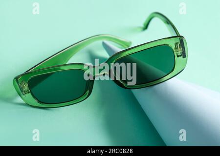 Lunettes modernes sur fond turquoise, gros plan Banque D'Images