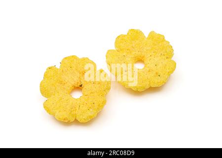 Deux fleurs en forme de fleur salé et croustillant flips snack isolé sur fond blanc Banque D'Images