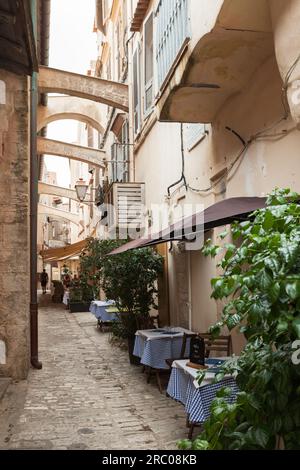 Bonifacio, France - 22 août 2018 : photo verticale avec perspective de rue étroite Banque D'Images