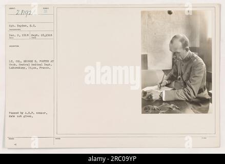 Le lieutenant-colonel George B. Foster est vu assis à son bureau dans le laboratoire du département médical central de Dijon, en France. La photographie a été prise le 10 septembre 1918. Il a reçu le numéro d'identification 281921 et a été capturé par le sergent Reyden. L'image porte le timbre indiquant qu'elle a passé l'inspection par le censeur de l'A.E.P. mais la date n'est pas fournie. Banque D'Images