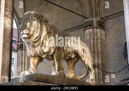 Les statues des lions devant le Feldherrnhalle, Hall du Field Marshall à Munich, en Allemagne Banque D'Images