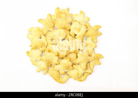 Groupe de créatures marines en forme de craquelins avec des graines de sésame isolées sur fond blanc Banque D'Images