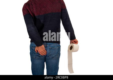Homme souffrant de douleurs hémorroïdes tenant sa hanche avec du papier toilette dans une main sur fond blanc Banque D'Images