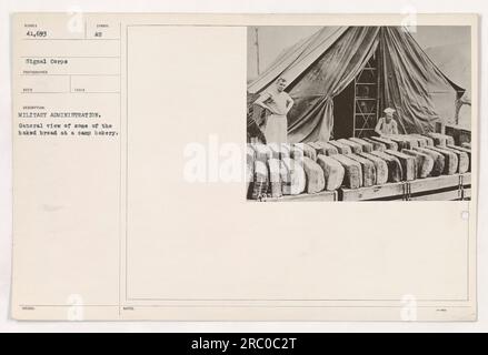 'Vue générale du pain fraîchement cuit dans une boulangerie de camp. Cette image souligne le rôle de l'administration militaire dans l'approvisionnement alimentaire des soldats pendant la première Guerre mondiale Photographie prise par le photographe de signal corps dans le cadre de la documentation des activités militaires américaines.' Banque D'Images