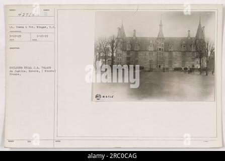 Le lieutenant Downs et le soldat Winger sont photographiés pendant leur séjour à Nevers, en France, le 12 mars 1919. La photo a été prise dans le cadre de l'essai de construction devant le J.A. Palais de Justice. Le numéro attribué à cette photographie est Mo 1-10-19. Banque D'Images