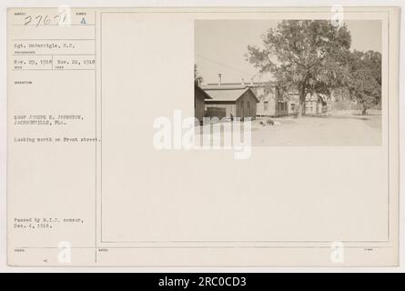 Le sergent MeGarrigle a pris cette photographie le 22 novembre 1918, au Camp Joseph E. Johnston à Jacksonville, en Floride. L'image montre une vue vers le nord sur Pront Street. La photo a été approuvée par le censeur du M.I.D. le 4 décembre 1918, et aucune note ou détail supplémentaire n'est disponible. Banque D'Images