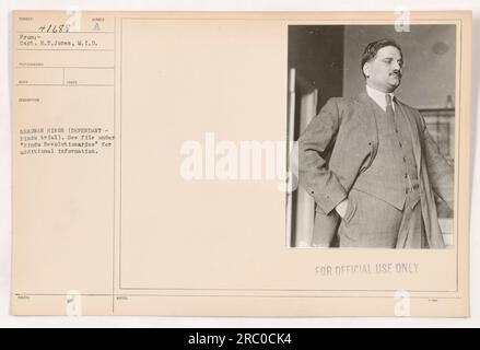 Image d'un procès militaire américain pendant la première Guerre mondiale. Le défendeur, Bhagwan Singh, révolutionnaire hindou, est représenté assis à la barre des témoins. La photographie a été prise par le capitaine H.T. Jones à des fins de documentation. Pour plus d'informations, reportez-vous au fichier intitulé « révolutionnaires hindous ». Banque D'Images