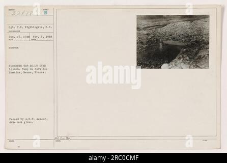 Sergent C.R. Nightingale du signal corps est photographié ici. La photo a été prise le 27 décembre 1918, mais l'endroit et la date où elle a été examinée par le capteur A.E.F. sont inconnus. L'image montre une structure supérieure en béton construite au-dessus d'une tranchée au Camp de fort des Romains dans la région de la Meuse en France. Banque D'Images