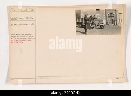 Soldats américains de la 26e division de la police militaire à Boucq, France, le 8 avril 1918. Cette image montre le lieutenant E.H. Cooper du signal corps menant des opérations. Banque D'Images